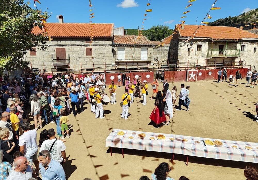 Aperitivo en la Plaza Fiestas del Consuelo Zarzalejo